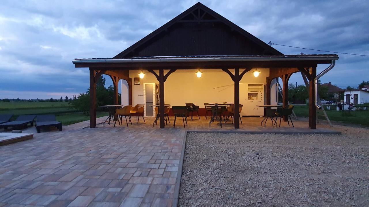 Tisza White House Bed & Breakfast Tiszaszolos Ngoại thất bức ảnh